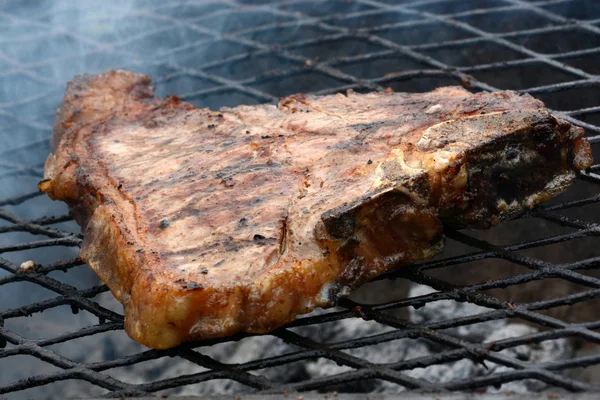 T-bone steak on barbecue — Stock Photo, Image