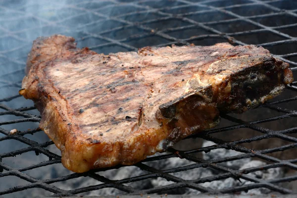 T-Bone steak Barbekü üzerinde