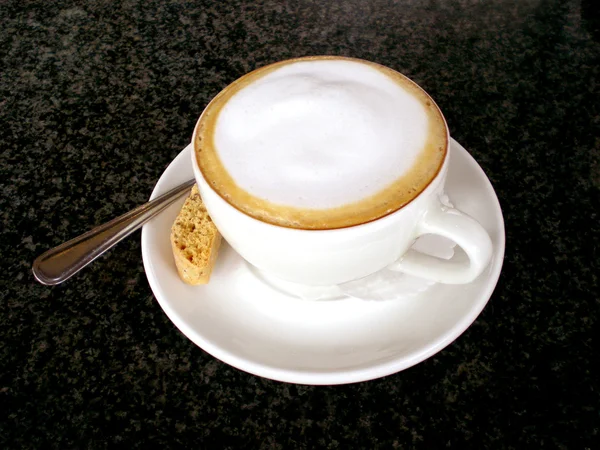 Eine volle weiße Tasse leckerer italienischer Cappuccino — Stockfoto