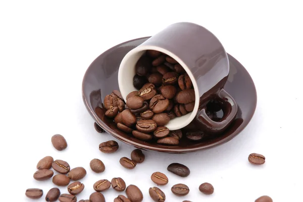 Eine braune Tasse gefüllt mit frischen Kaffeebohnen — Stockfoto