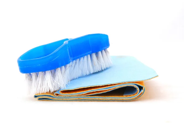 Blaue gebrauchte schmutzige Kunststoffbürste auf gefaltetem Putzlappen — Stockfoto