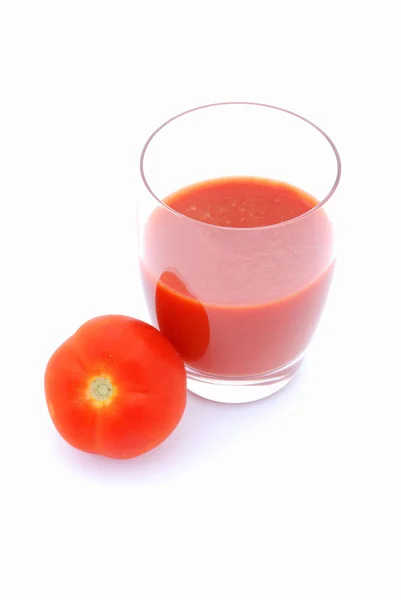 Un vaso grande con delicioso jugo de tomate fresco y saludable — Foto de Stock