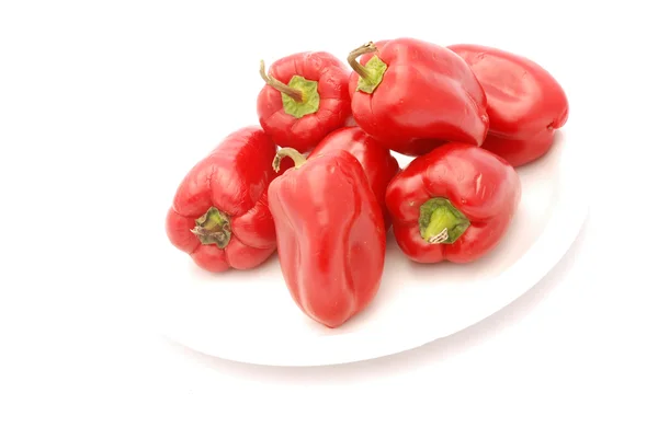 Una massa di peperoni rossi sani su un piatto — Foto Stock