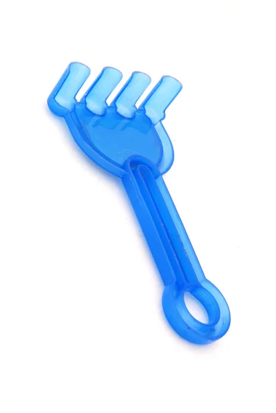 Маленькие синие пластиковые грабли для детей — стоковое фото