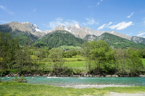 Doğu Tirol nehirde dağ — Stok fotoğraf