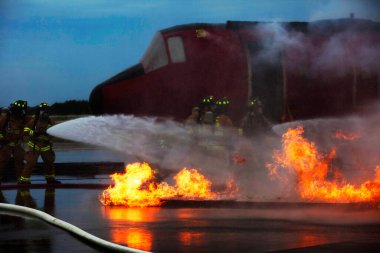 Florida 'daki Kennedy Uzay Merkezi Mekik İniş Tesisi' ndeki bir eğitim tatbikatına katıldı. Arkaplan şablonu, Nasa tarafından desteklenen bu resmin ögeleri