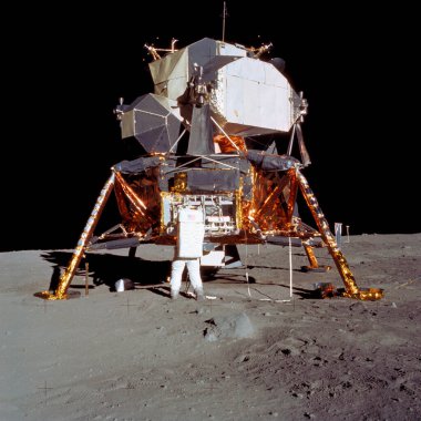 Astronot Edwin E Aldrin Jr, Ay Modülü (LM) pilotu LM 'den iner. Arkaplan şablonu, Nasa tarafından desteklenen bu resmin ögeleri