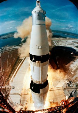 Apollo 11 uzay aracı Pad A, Fırlatma Kompleksi 39, Kennedy Uzay Merkezi, 16 Temmuz 1969 'dan fırlatılır. Bu görüntünün unsurları NASA tarafından desteklenmektedir.