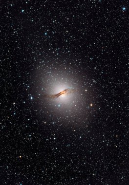 Dev eliptik gökada NGC 5128, burada görünür ışıkta Centaurus A olarak bilinen radyo kaynağına ev sahipliği yapar. 1 Nisan 2010.arkaplan şablonu, Nasa tarafından desteklenen bu resmin elemanları