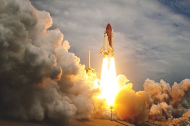Uzay mekiği Atlantis ve dört kişilik STS-135 mürettebatı 8 Temmuz 2011 tarihli Uluslararası Uzay İstasyonu arka plan şablonu ile Dünya yörüngesine doğru ilerliyorlar.