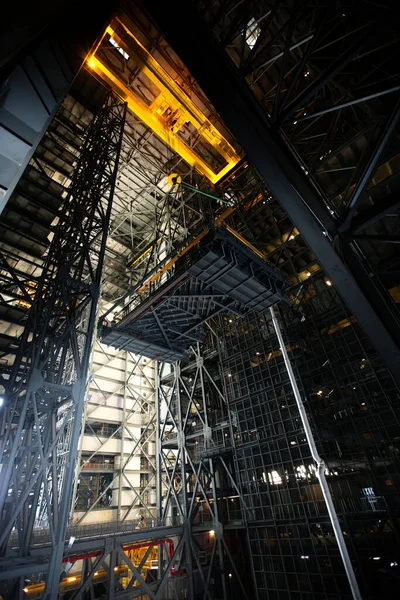 Crane Lifts Second Half Level Work Platforms North Nasa Space — стоковое фото