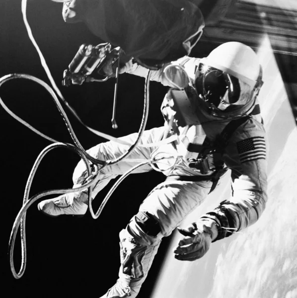 宇宙飛行士エドワード ホワイト2世は ジェミニIv宇宙船の外の宇宙空間の無重力に浮かぶ 背景テンプレートNasaが提供するこの画像の要素は — ストック写真