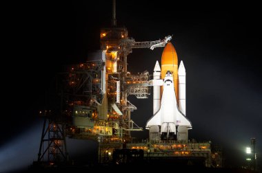 Uzay mekiği Discovery, 39A fırlatma rampasında, 23 Şubat 2011 'de Cape Canaveral Florida' daki Kennedy Uzay Merkezi 'nde NASA tarafından desteklenen bu görüntünün elementlerinin dönüşümlü olarak görüntülenmesinden kısa bir süre sonra görüldü.