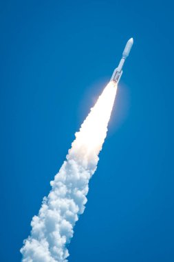 Ateşin ve dumanın içinden yükselen NASA & # 39; 'un Juno gezegensel sondası, kargo kaplamasının içinde, Birleşik Fırlatma İttifakı Atlas V roketinin tepesine fırlatıldı. Arkaplan şablonu, Nasa tarafından desteklenen bu resmin ögeleri