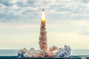 Uzay mekiği Endeavour, NASA tarafından desteklenen 39A arka plan şablonu olan fırlatma rampasından kalkıyor.