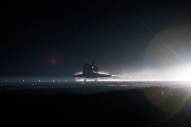 Atlantis, Florida 'daki NASA Kennedy Uzay Merkezi' ndeki Mekik İniş Tesisi 'nde son kez iniş yapmak üzere, 21 Temmuz 2011.arka plan şablonu, bu görüntünün unsurları NASA tarafından desteklenmektedir.