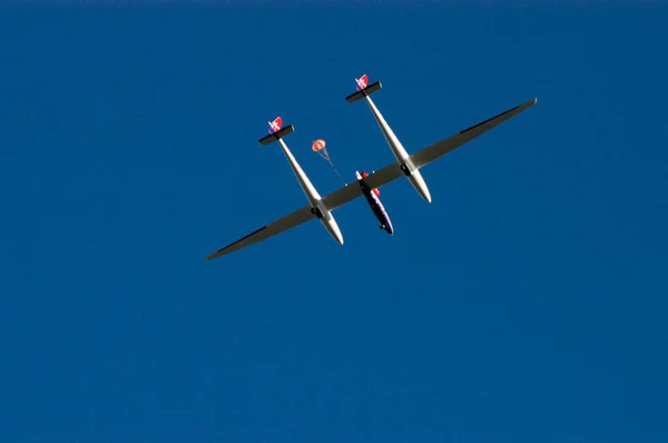 Letoun Virgin Atlantic Airways Globalflyer Pluje Obloze Poblíž Raketoplánu Nasa — Stock fotografie