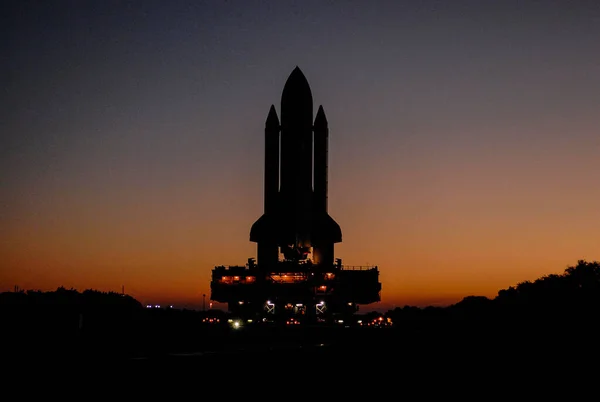 Space Shuttle Atlantis Secured Atop Mobile Launch Platform Background Template — Stock Photo, Image