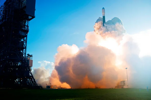 Кейп Канаверал Фла Ракета United Launch Alliance Delta Фоновым Шаблоном — стоковое фото