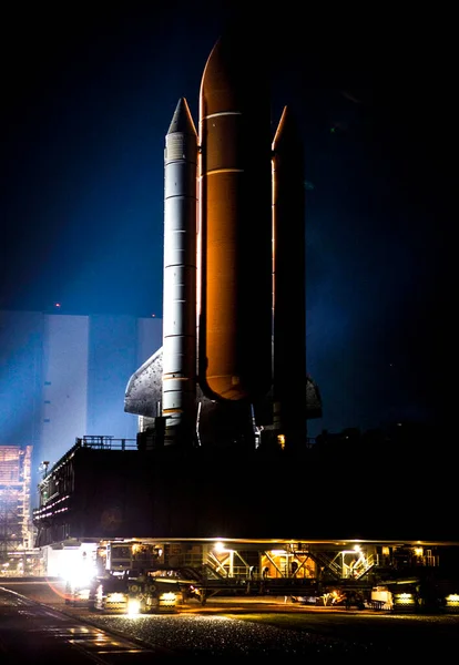 Xenon Světla Osvětlují Raketoplán Discovery Jak Dělá Jeho Noční Výlet — Stock fotografie
