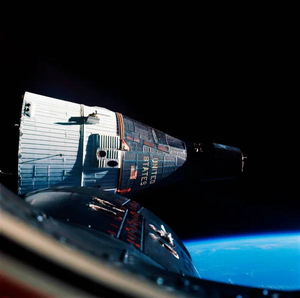 双子座 7号航天器 于1965年12月15日在大约160英里的高空会合时 通过双子座 6号航天器的舱口窗口拍摄的 — 图库照片