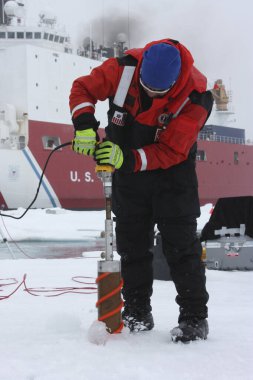 Alaska Barrow Arktik Bilim Konsorsiyumu 'ndan Benny Hopson, 4 Temmuz 2010' da Chukchi Denizi 'ndeki deniz buzundan bir örnek çıkarıyor.