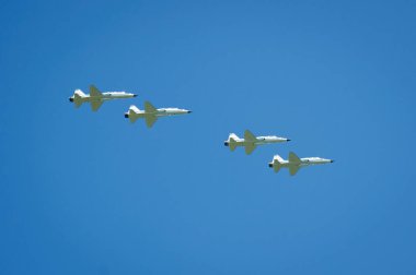 STS-134 mürettebatı, NASA Kennedy Uzay Merkezi 'nin Cape Canaveral, Fla' daki T-38 jetleriyle Mekik İniş Tesisi (SLF) üzerinde uçuyor. 26 Nisan 2011. arka plan şablonu, bu görüntünün unsurları Nasa tarafından destekleniyor.