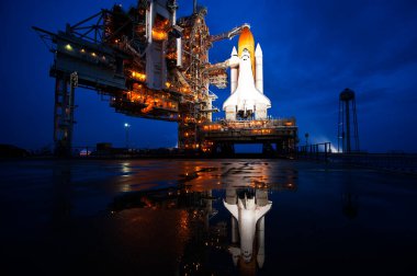 Uzay mekiği Atlantis, dönen servis yapısının (RSS) NASA Kennedy Uzay Merkezi 'nin Cape Canaveral, Fla. arka plan şablonunda NASA' nın 39a fırlatma rampasında toplanmasından kısa bir süre sonra görüldü.