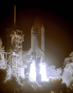 Uzay mekiği, STS-116 görevinde fırlatma rampası 39B 'den havalanırken roket iticilerinin patladığı ateşli sütunlarda duruyor. Arkaplan şablonu, Nasa tarafından desteklenen bu resmin ögeleri