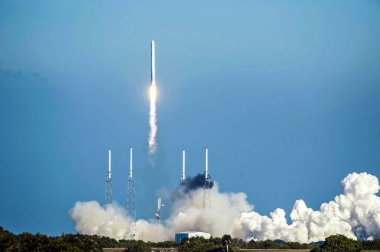 SpaceX Falcon 9 roketi ve Ejderha uzay aracı Cape Canaveral Hava Üssü, Fla.background şablonu, NASA tarafından desteklenen bu görüntünün elemanları fırlatma kompleksi 40 'tan havalandı.