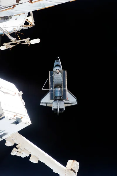 Фотография Космического Шаттла Атлантис Сфотографирована Фонового Шаблона Международной Космической Станции — стоковое фото