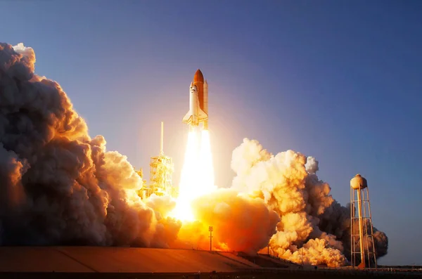 Discovery Lifts Launch Pad 39Abackground Template Elements Image Furnished Nasa — Stock Photo, Image