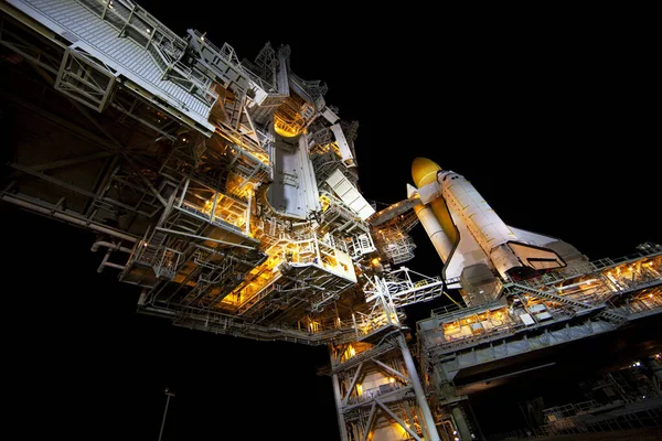 Космический Шаттл Atlantis Прикрепленный Своему Ярко Оранжевому Внешнему Топливному Баку — стоковое фото
