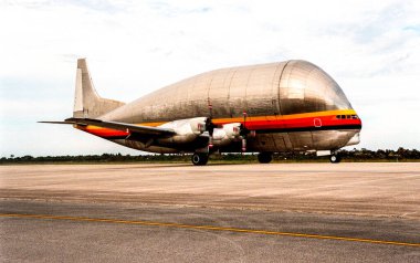 Süper Guppy uçakları Huntsville 'deki Marshall Uzay Uçuş Merkezi' nden ayrıldıktan sonra KSC Mekik İniş Tesisine varır.