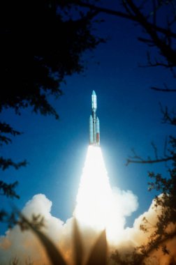 NASA & # 39; Voyager 2, 20 Ağustos 1977 'de Florida' daki Cape Canaveral 'daki NASA Kennedy Uzay Merkezi' nden fırlatıldı. arkaplan şablonu. Bu görüntünün unsurları Nasa tarafından desteklenmektedir