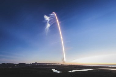 Güzel roket fırlatma arka plan şablonu. Bu görüntünün unsurları Nasa tarafından desteklenmektedir