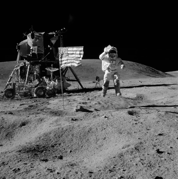 Astronauta John Young Dowódca Lądowania Księżycu Apollo Skacze Powierzchni Księżyca — Zdjęcie stockowe