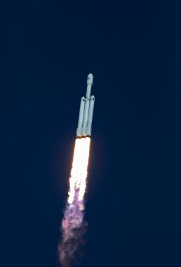Bir SpaceX Falcon Heavy roketi, NASA 'nın arka plan şablonu olan Fırlatma Kompleksi 39A' dan kalkış ile tanıtım uçuşuna başlıyor.