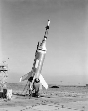 Little Joe fırlatma aracı Ocak 1960da Wallops 'tan test fırlatması için hazırlanıyor. Arka plan şablonu - NASA tarafından desteklenen bu resmin elemanları