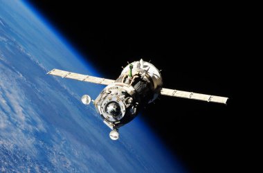 Soyuz TMA-19 uzay aracı 25 Kasım 2010 'da Uluslararası Uzay İstasyonu' ndan ayrılır. Arkaplan şablonu - bu görüntünün unsurları NASA tarafından desteklenmektedir.