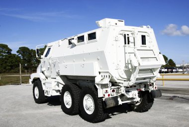 MRAP adı verilen yeni acil çıkış aracı Texas, Texarkana 'daki Amerikan Ordusu Kızıl Nehir Deposu' ndan Florida 'daki Kennedy Uzay Merkezi' ne ulaştı. Arkaplan şablonu - Nasa tarafından desteklenen bu resmin ögeleri