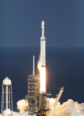 Bir SpaceX Falcon Heavy roketi Florida 'daki NASA Kennedy Uzay Merkezi' ndeki fırlatma kompleksi 39A 'dan kalkış ile gösteri uçuşuna başlıyor. Arkaplan şablonu - Nasa tarafından desteklenen bu resmin ögeleri