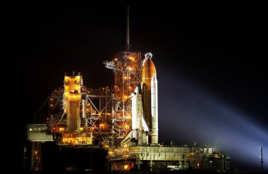 Uzay mekiği Discovery, NASA tarafından desteklenen bu görüntünün elementleri olan 23 Şubat 2011 'de Cape Canaveral, Florida' daki Kennedy Uzay Merkezi, 39A fırlatma rampasında geri yuvarlandıktan kısa bir süre sonra görüldü.