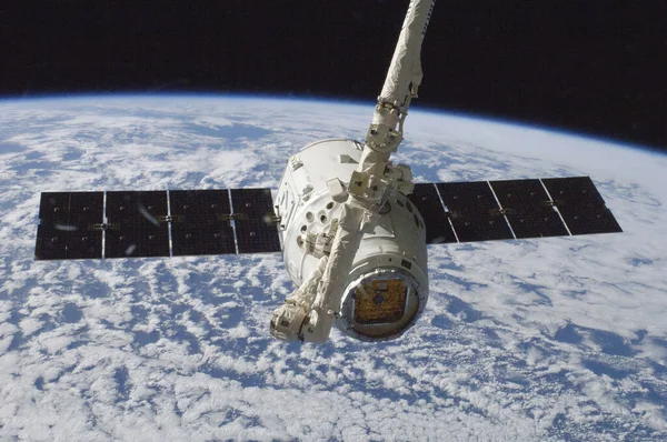 Spacex Dragon Kereskedelmi Teherszállító Hajót Kanadai Nemzetközi Űrállomások Robotkarja Fogja — Stock Fotó