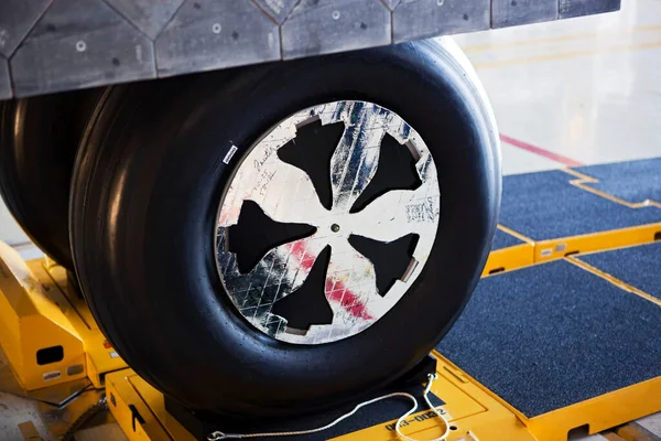 Custom Made Shuttle Spinner Wheel Space Shuttle Endeavour Background Template — Stock Photo, Image