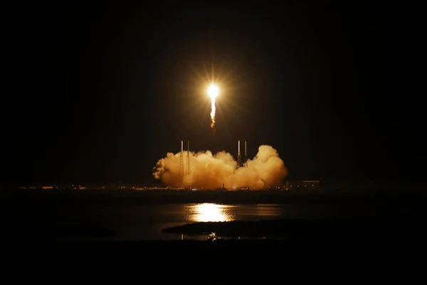 Cohete Spacex Falcon Vuela Espacio Desde Complejo Lanzamiento Espacial Estación — Foto de Stock