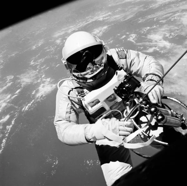Astronaut Edward White Piloot Gemini Titan Ruimtevlucht Drijft Nulzwaartekracht Van — Stockfoto