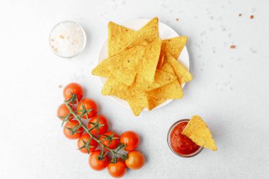 Domates soslu nachos, tuzlu ve taze vişneli domates.