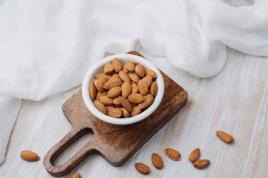 Tahtadaki bademler, hafif yüzeydeki fındıklar, doğal yiyecekler..