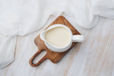 Tahtadaki beyaz süte beyaz bez, üst manzara.